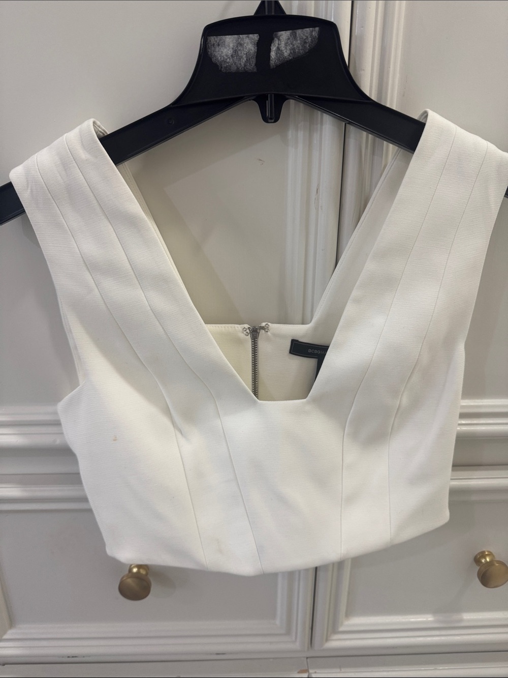 BCBGMaxAzria White Structured V-Neck Cropped Top
